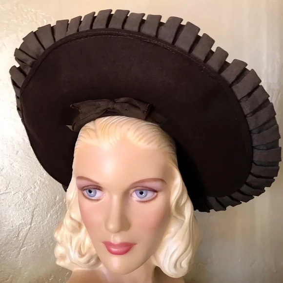 OUTSTANDING 1930s BROWN FELT HALO WIDE BRIM HAT WITH PLEATED GROSGRAIN EDGING